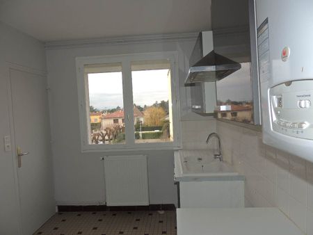 Location Appartement 4 pièces 69m² ROMANS SUR ISERE 26100 - Photo 2