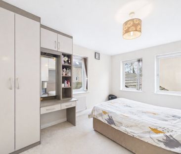 3 bedroom House in Jaguar Lane, Bracknell - Photo 2