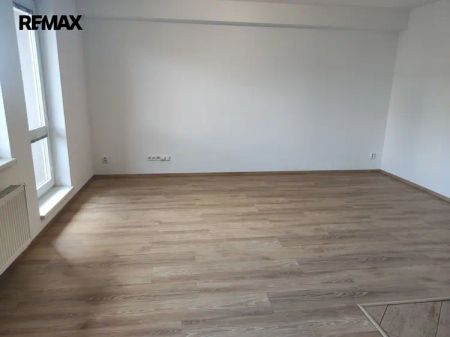 Pronájem zrekonstruovaného prostorného bytu 1+kk + B v centru Pardubic - Photo 4