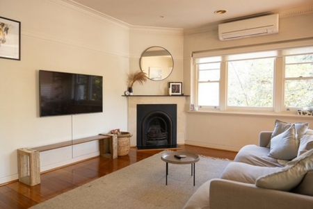 Stylish Art Deco Elegance with Modern Renovation in Prime Elwood Location - Photo 2