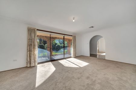 Prominently Positioned - Pool and garden/lawn maintenance included - Photo 2