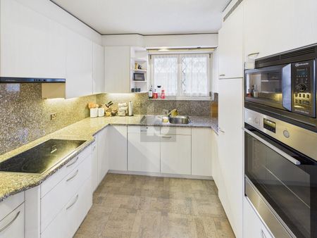 LIGHT-FLOODED WITH LOTS OF SPACE FOR CREATIVITY - Photo 2