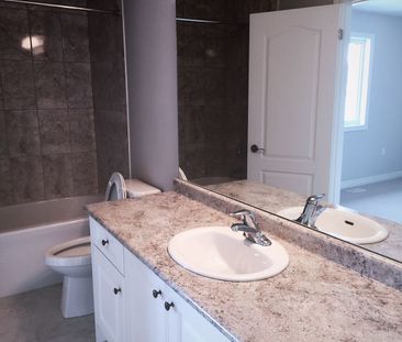 For Lease - 19 Zenyatta Lane, East Gwillimbury, Ontario - Photo 4