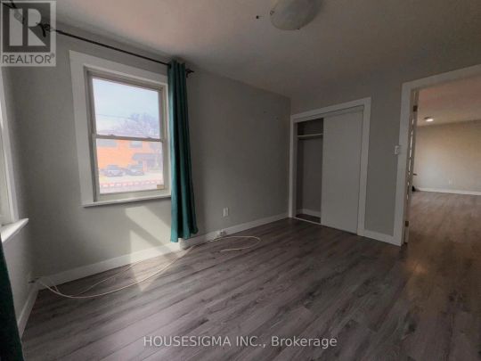 1227 TRAFALGAR STREET S - Photo 1