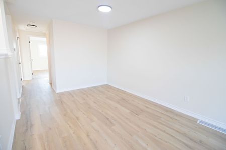 All INCLUSIVE MAIN UNIT IN THOROLD!!! - Photo 2