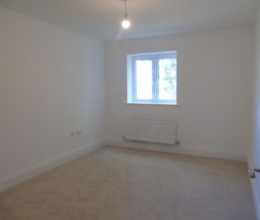 4 bedroom semi-detached house to rent - Photo 4