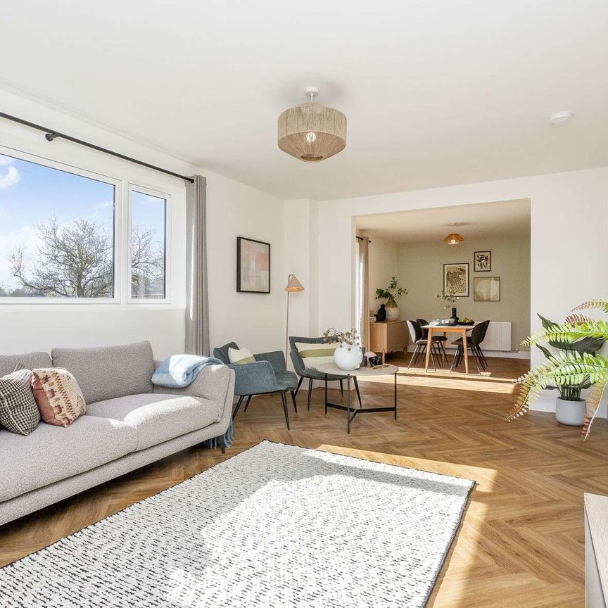 Beautifully refurbished, this impressive five-bedroom detached family home blends character with modern luxury. - Photo 1