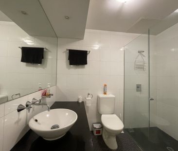 Stylish Furnished Studio Apartment in the Heart of the City - Photo 5