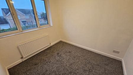 3 bed Semi-Detached - To Let - Photo 3