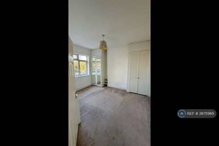 4 bedroom semi-detached house to rent - Photo 4