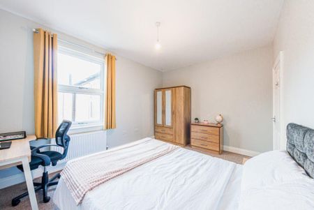 4 bedroom terraced house to rent - Photo 2