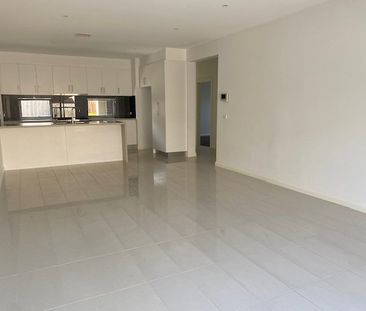 Contemporary & Spacious - Photo 5