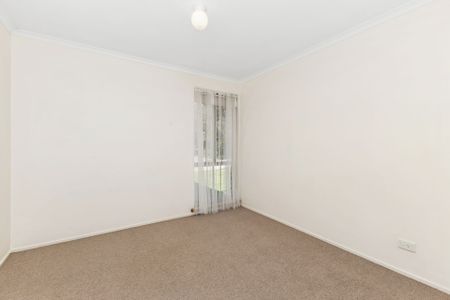 Spacious 4-Bedroom Family Home with Ducted Air Conditioning & Large Backyard - Photo 2