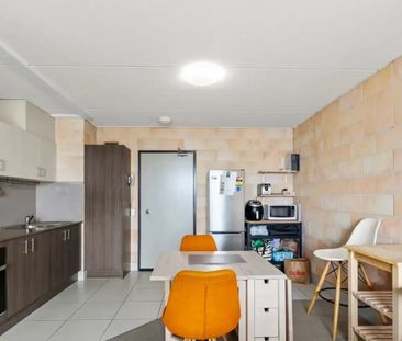 Fully Furnished Apartment with Pool, BBQ & Private Balcony – Southport - Photo 5