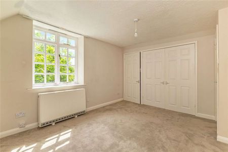 Two bedroom flat nestled in the heart of a private Estate - Photo 2