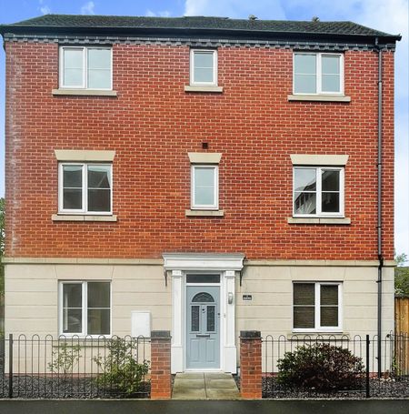 Four Double Bedroom Property To Let in Lichfield - Photo 5