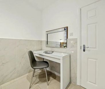 3 bedroom flat in London - Photo 5