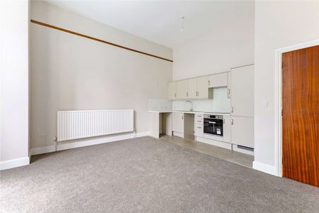 Charming Ground Floor Apartment in Historic Castle Setting - Photo 2