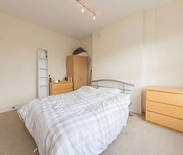 Large split level 3 bedroom in a well maintained conversion in Archway - Photo 1
