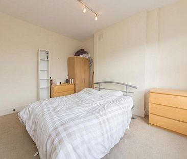 Large split level 3 bedroom in a well maintained conversion in Archway - Photo 1