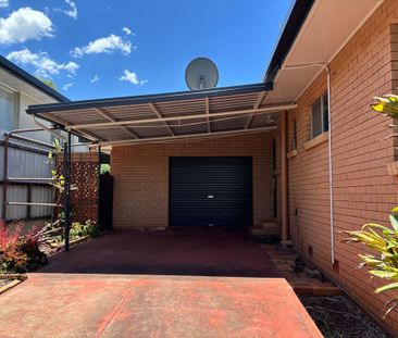 Comfortable 3-Bedroom Home with Air Conditioning and Sunroom - Photo 5