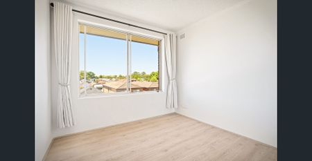 Stylish Two-Bedroom Apartment with Balcony in the Heart of Mascot - Photo 4