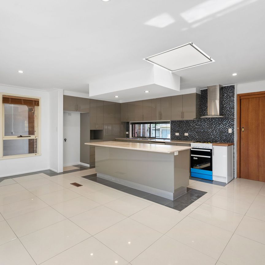 Family haven with spacious living & covered entertaining - Photo 1