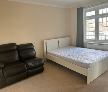 1 bedroom in a house share to rent - Photo 2