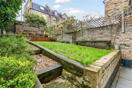 A beautifully presented one bedroom garden flat on Cologne Road, close to Clapham Junction Station. - Photo 4