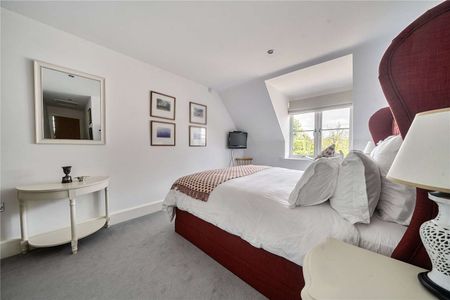 A beautifully appointed town house in the heart of the highly sought-after village of Hamble. - Photo 5