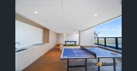 'The Peake' Near New 3 Bedroom Apartment with Panoramic Water & City Views - Photo 4