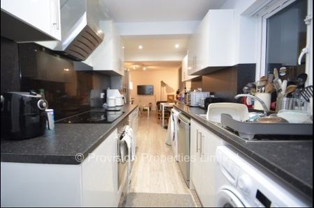 6 Bedroom House Langdale Avenue - Photo 4