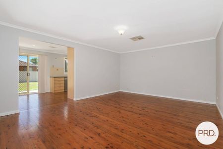 QUIET COURT LOCATION! - Photo 2