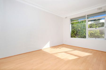 BRIGHT TOP FLOOR APARTMENT IN UNBEATABLE LOCATION - Photo 4