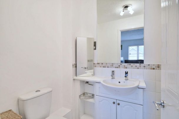 2 bedroom house to let in Milligan Street, E14 - Photo 1