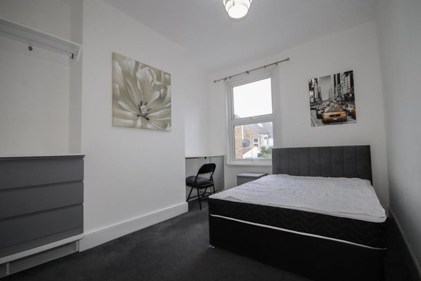 1 bedroom in a house share to rent - Photo 1