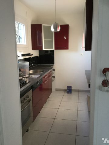 Agréable maison de ville jumelée d'un côté avec jardin garage et places de stationnement privées - Photo 5