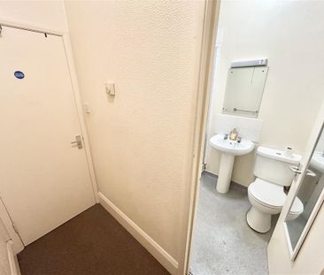 Midanbury Lane, Southampton - Photo 4