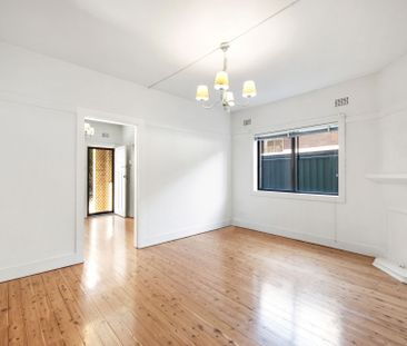 6 MONTH LEASE ONLY! OVERSIZED ONE BEDROOM APARTMENT IN AN ART DECO ... - Photo 1