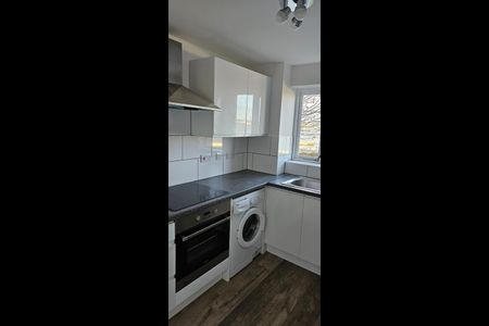 2 Bed Flat, Redding House, SE18 - Photo 5