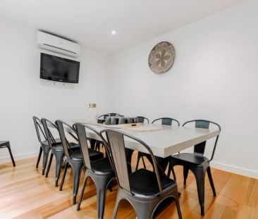 3 People's Room - Photo 1