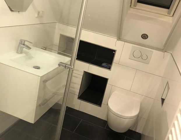 Schöne helle 2-Zimmer-Dachgeschosswohnung mit großer Wohnküche - Foto 1