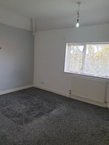 3 Bed Semi-Detached House, Hollin Park Crescent, LS8 - Photo 4