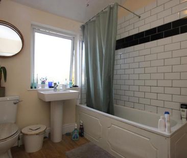 ***THREE SHARERS WELCOME*** A well-maintained three-bedroom terrace... - Photo 6