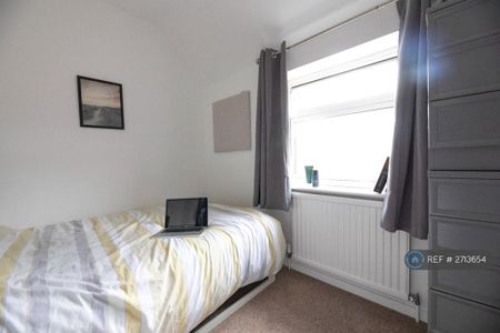 4 bedroom semi-detached house to rent - Photo 5