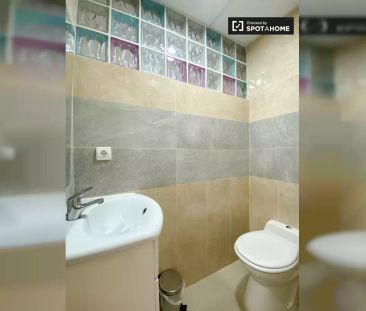 Room in a shared 4-bedroom apartment for rent in Campanar - Photo 6