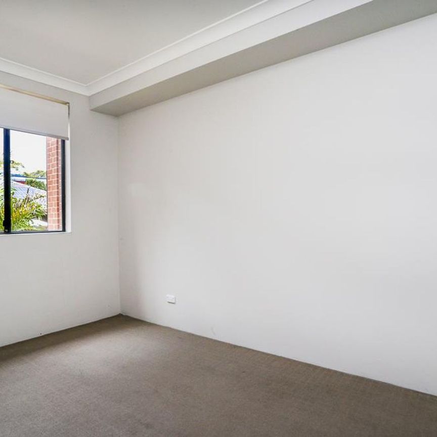 Modern Ground Floor Apartment with Spacious Courtyard - Photo 1