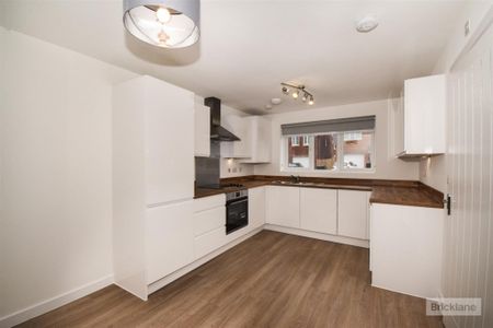 4 bed House - Semi-Detached To Let - Photo 5