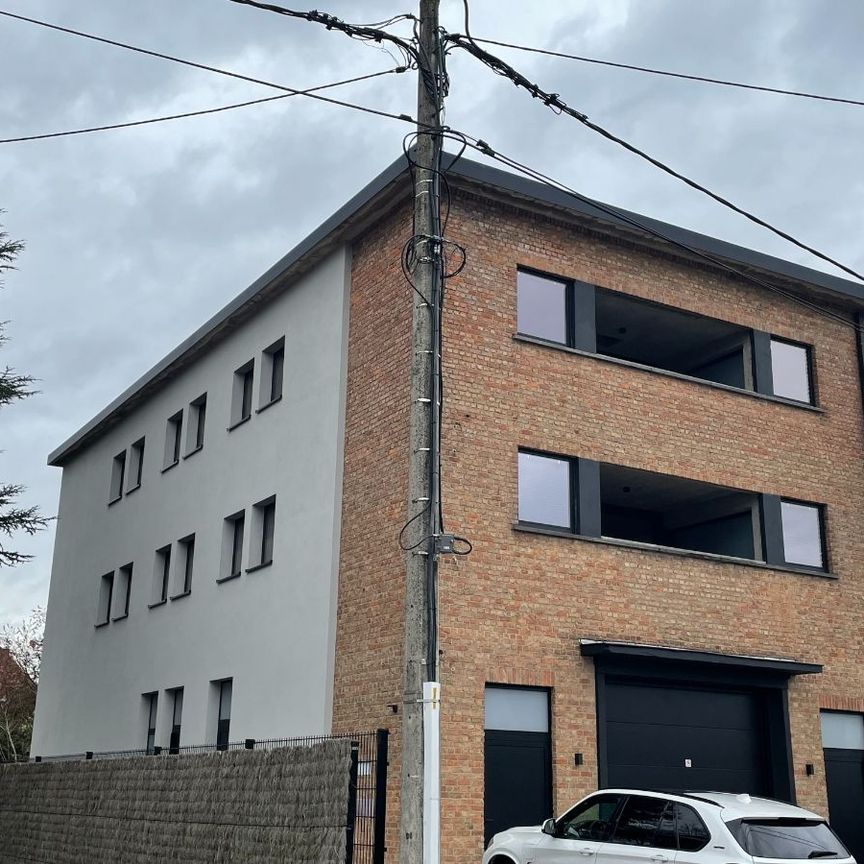 EXCLUSIEF 2-SLAAPKAMER LOFT-APPARTEMENT + overdekt TERRAS & ruime gelijkvloerse privative inpandige GARAGE (inclusief fietsberging & openlucht AUTOSTANDPLAATS - Foto 1