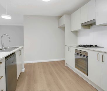 Private, Carefree Centrally Located Modern Apartment with Floorboards - Photo 6